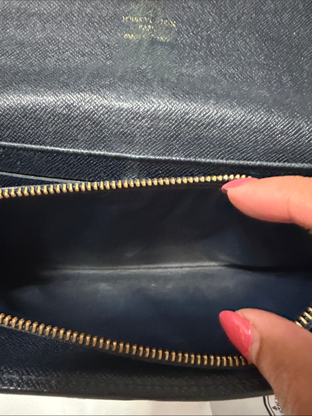 Authentic Louis Vuitton Utah Leather Sarah longwallet with gold toned pushlock. - Picture 8 of 10